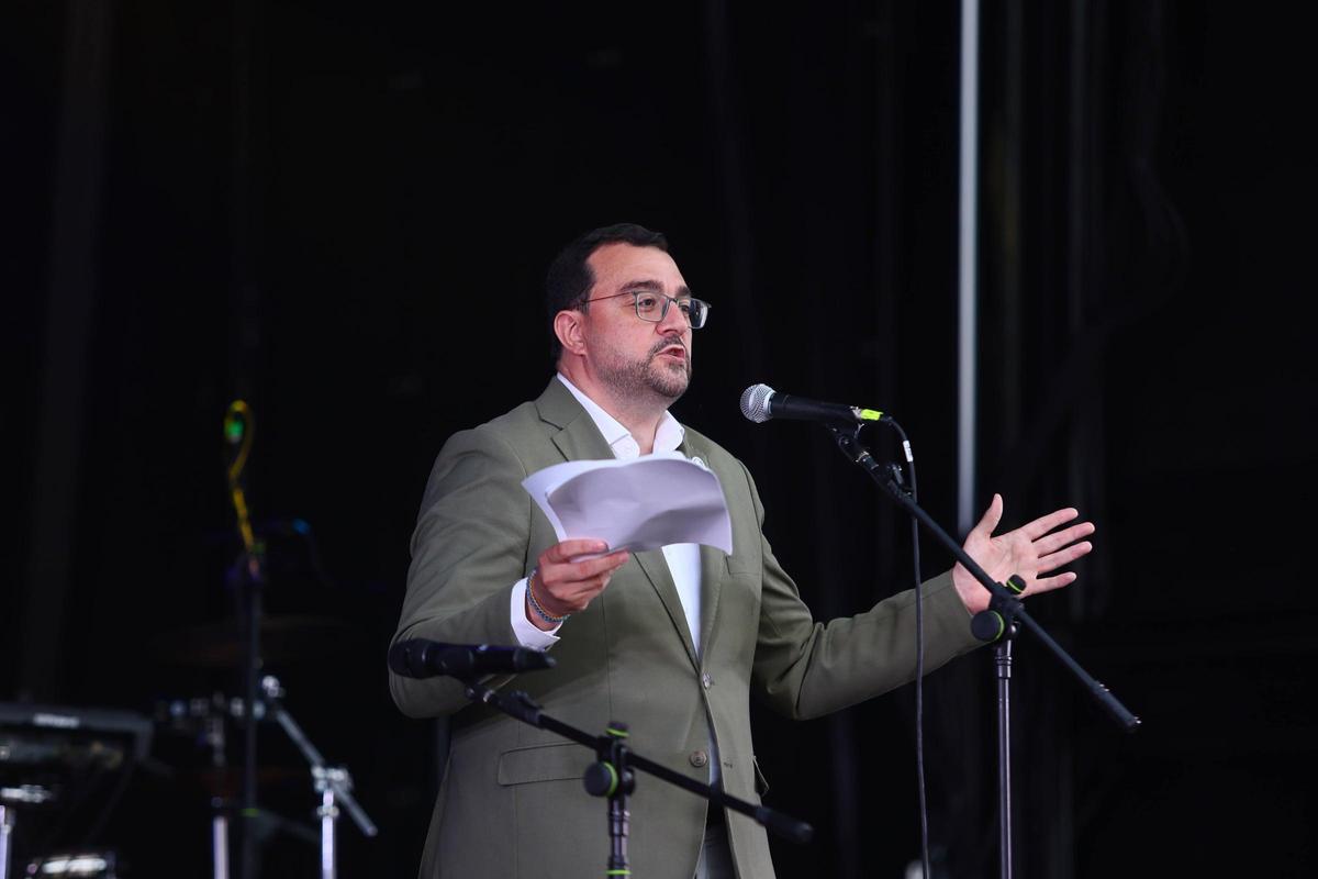 Así fue el pregón de las fiestas de Pola de Laviana, con Adrián Barbón, presidente del Principado Así fue el pregón de las fiestas de Pola de Laviana, con Adrián Barbón, presidente del Principado