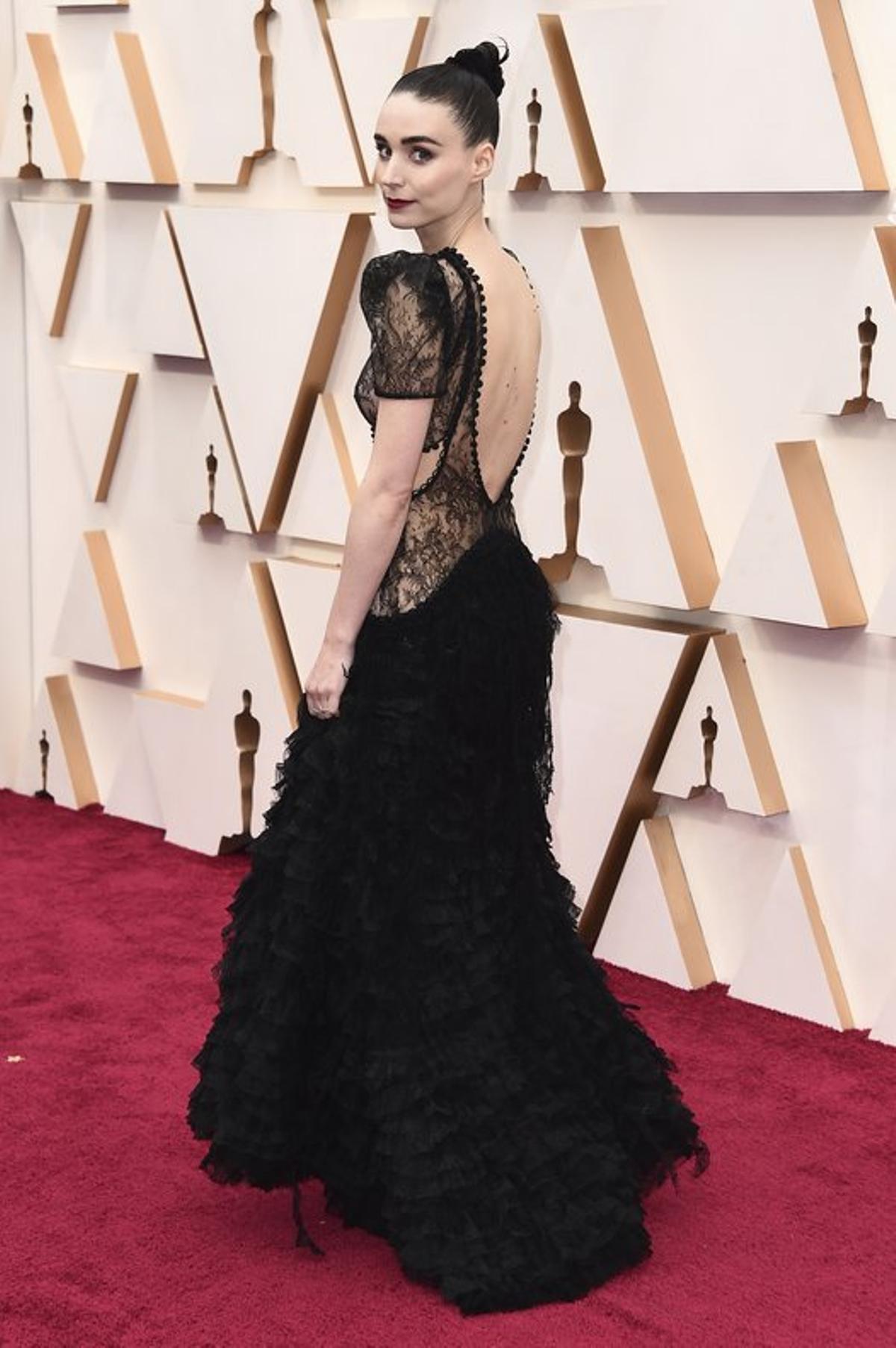 Rooney Mara, fiel al negro con un diseño de encaje de Alexander McQueen.