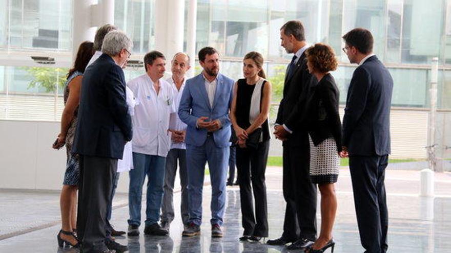 Felip VI i Leticia conversant amb l&#039;equip mèdic de l&#039;Hospital del Mar