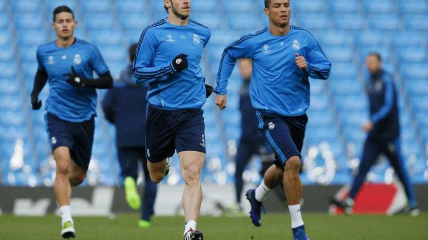 Cristiano Ronaldo y Bale, durante el entrenamiento de ayer del Real Madrid en Etihad Stadium. // Jason Cairnduff