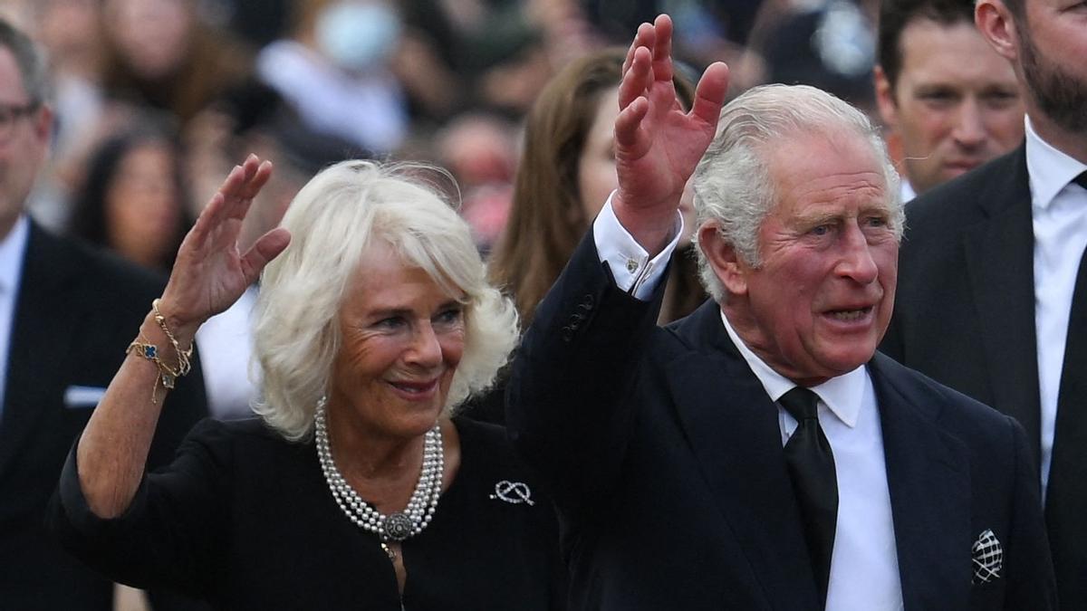 El rey Carlos III (derecha) de Gran Bretaña y la reina consorte Camilla de Gran Bretaña saludan a la multitud a su llegada al Palacio de Buckingham en Londres