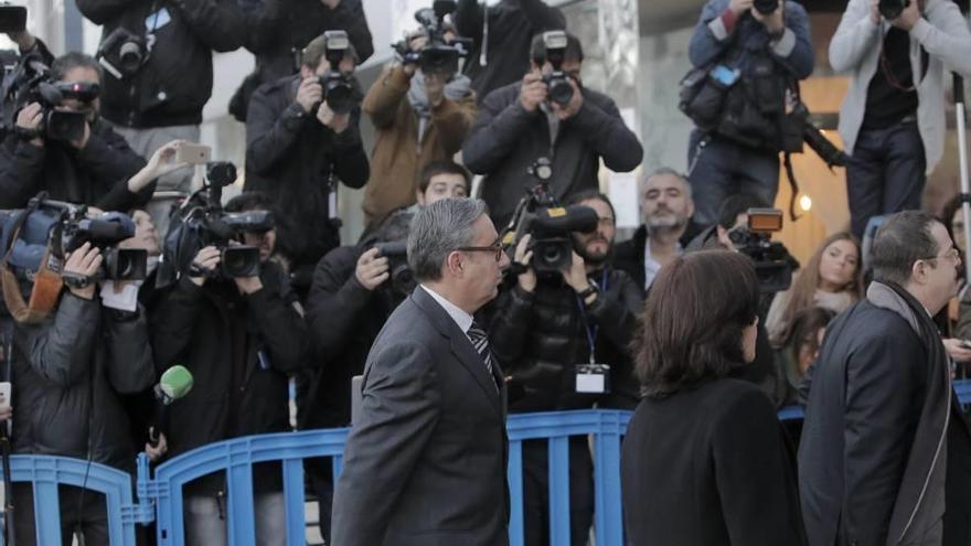 Diego Torres y su mujer desfilan ante una nube de fotógrafos en su entrada al juzgado del polígono a las 8.51 horas.