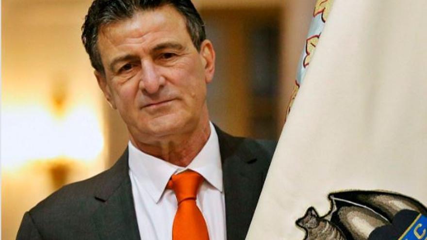 Mario Kempes, amb la bandera del València CF, en la marxa del centenari. | MIGUEL ÁNGEL POLO/EFE