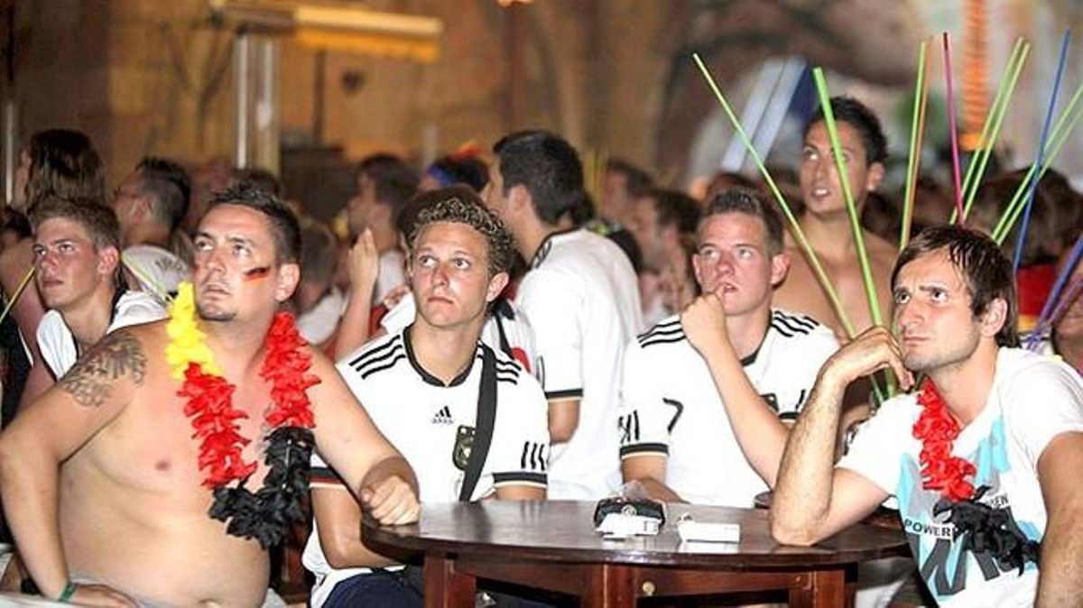 Un grup d’alemanys segueixen el partit entre la seva selecció i l’espanyola en un restaurant de Palma de Mallorca.
