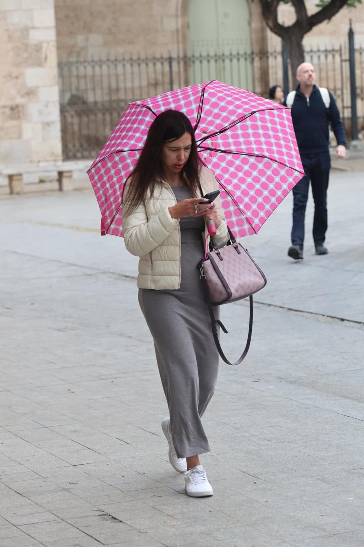Mañana gris de nubes y lluvia en València en la víspera de San Vicente Ferrer