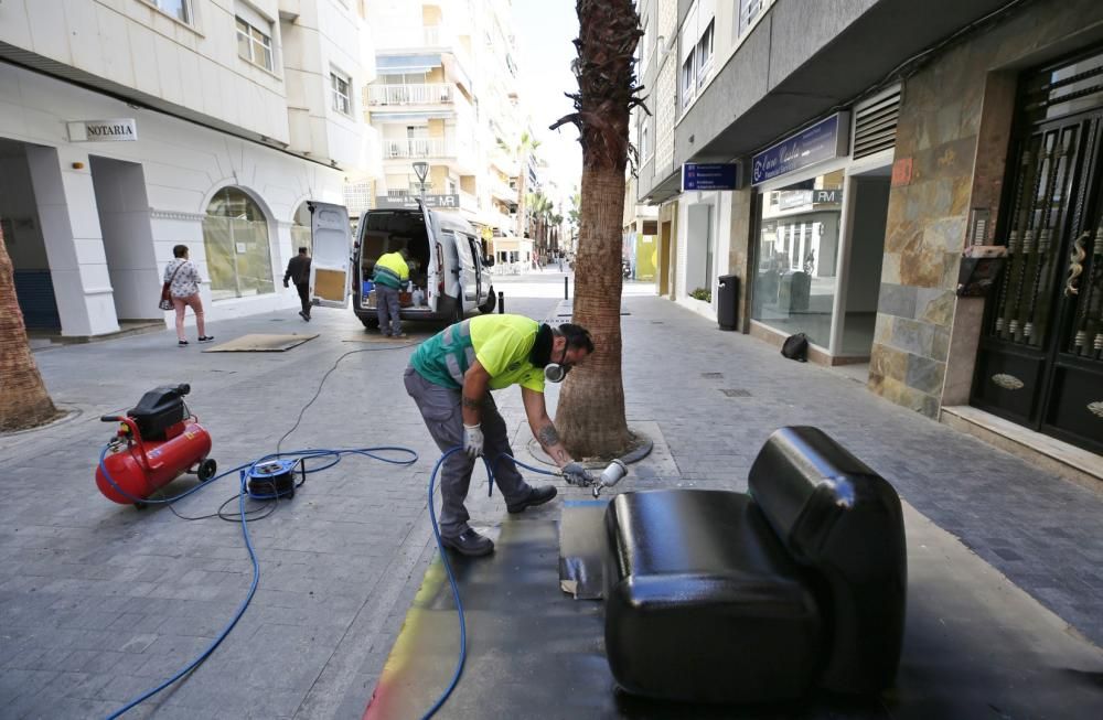 Aseo Urbano ha realizado la reparación, saneamiento y repintado de 19 bancos del centro del casco urbano, ubicados en zonas peatonales