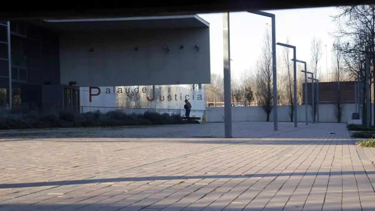 Jutgen un acusat de violar reiteradament una noia de Ripoll i amenaçar-la amb difondre imatges sexuals