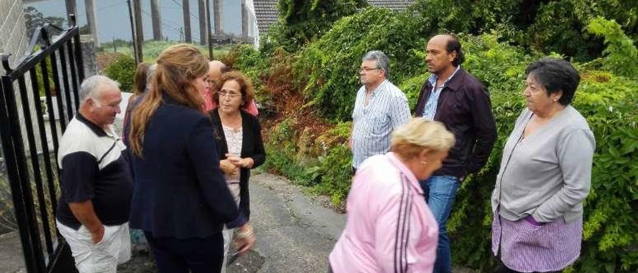 Los vecinos en el Camiño do Outeiro con los ediles socialistas. // Faro