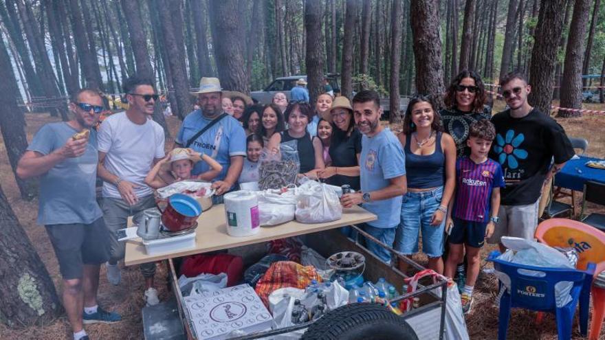 San Ramón: la romería campestre con multitud de devotos en A Illa