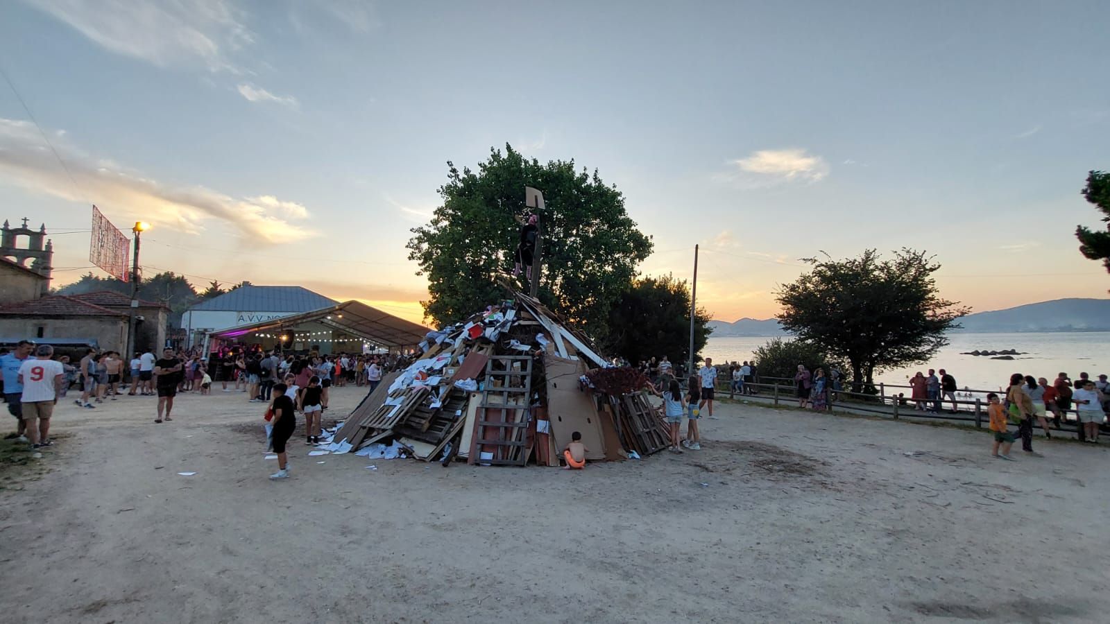 Ambientazo en las playas y plazas llenas para celebrar la noche meiga