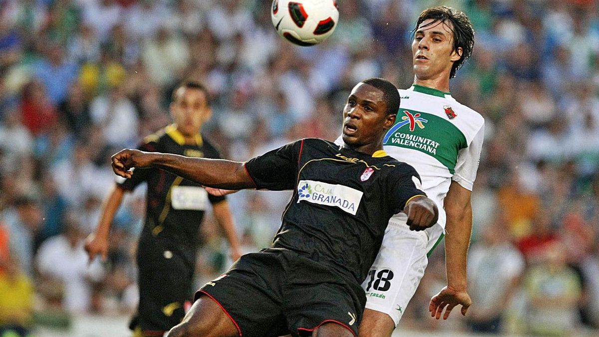 El franjiverde Pelegrín marca al granadista Ighalo en la final por el ascenso de junio de 2011.