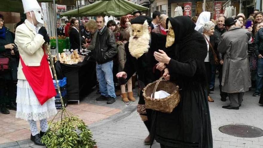 Los personajes: la vieya y el vieyo, l&#039;afeitón y los maragatos fueron algunos de los encargados de animar el mercado.