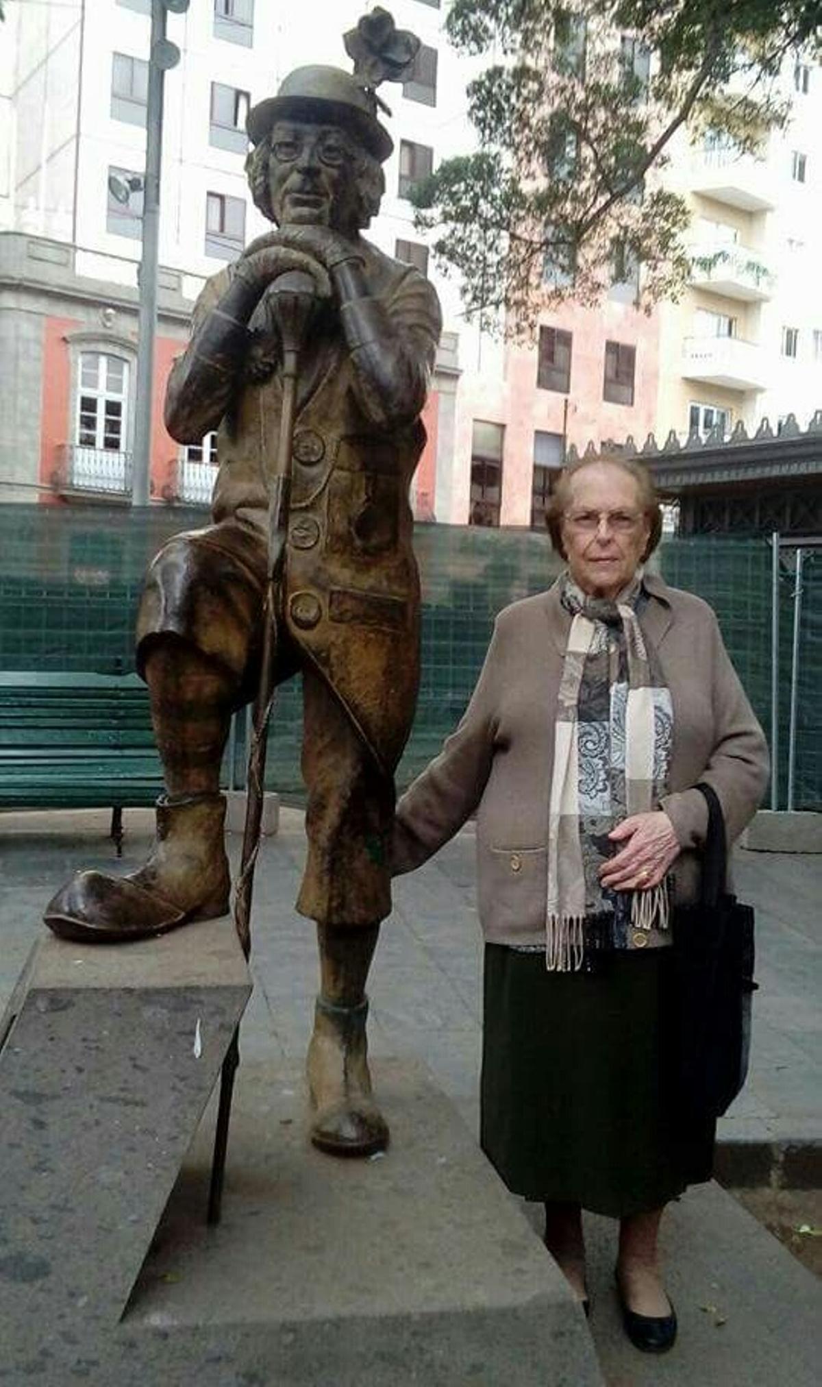 Jesusa Ramírez, junto a la escultura de Enrique González, en la plaza del Príncipe.