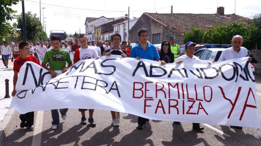 Los manifestantes denuncian el abandono que, según ellos, sufre la comarca por parte de la Diputación Provincial