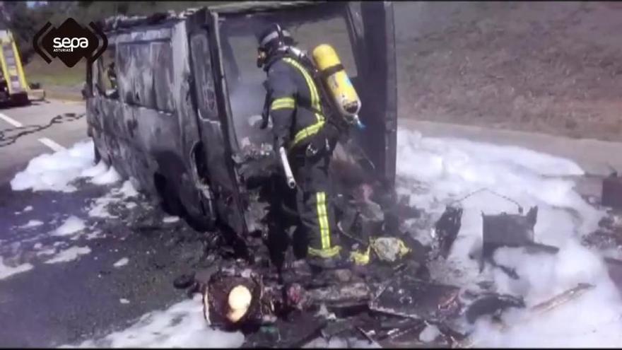 Incendio de una autocaravana en Ribadesella