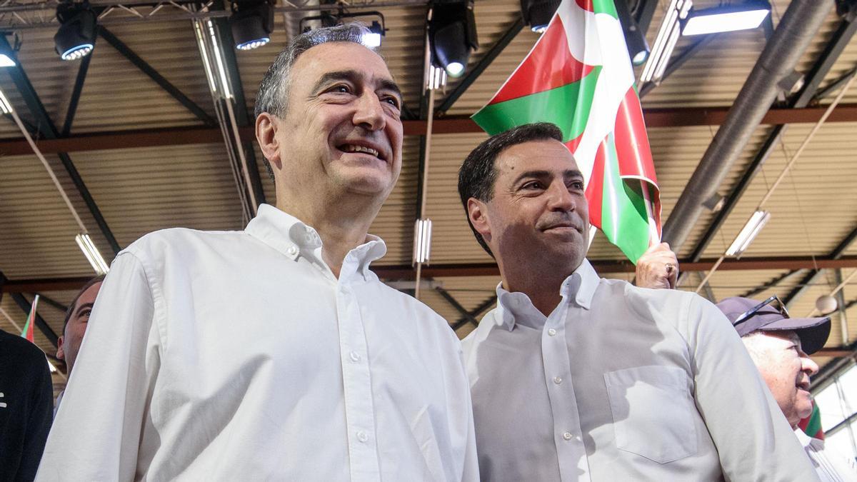El presidente del PNV, Aitor Esteban, y el lehendakari, Imanol Pradales, este domingo en Durango.