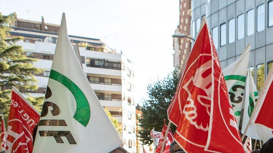 Banderines de CSIF y UGT en una manifestación en una imagen de archivo.