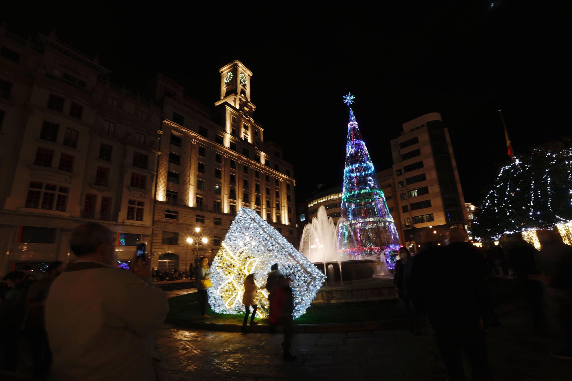 El espíritu navideño desborda de luz y de gente las calles de Oviedo