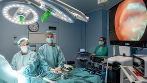 La Dra. Elisabet Arango, de Juaneda Hospitales, realizan una cirugía mínimamente invasiva en el nervio que produce la hiperhidrosis.