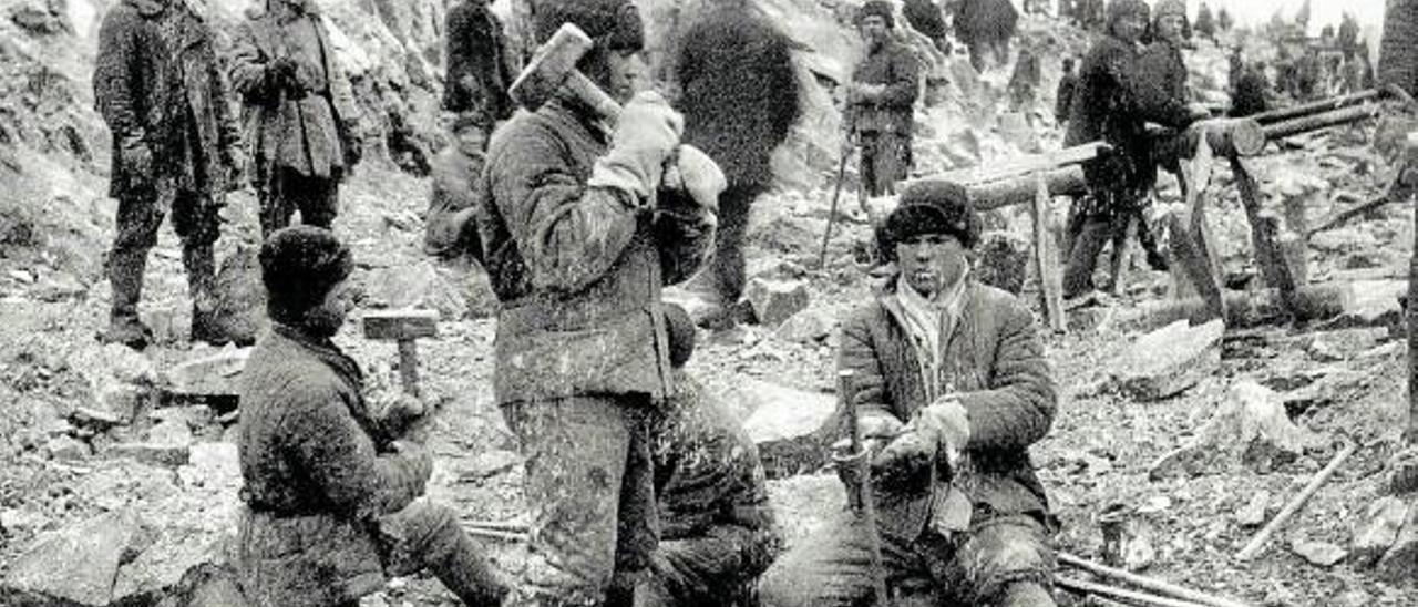 Prisioneros en un campo de trabajo forzados de Stalin.