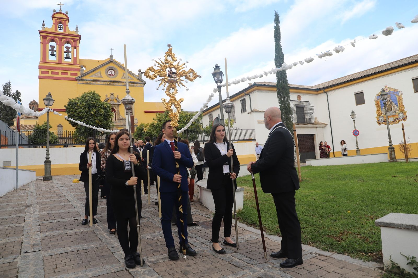 Los besamanos y procesiones del Día de Todos Los Santos, en imágenes