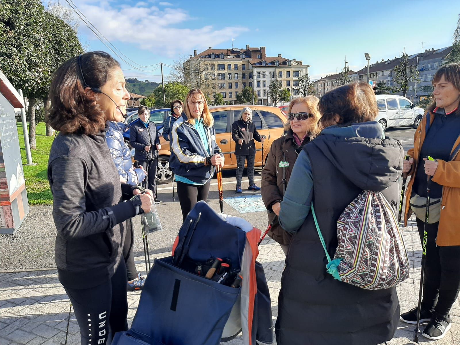 Llanera se suma a la marcha nórdica: así son las sesiones en las que participan más de 30 mujeres