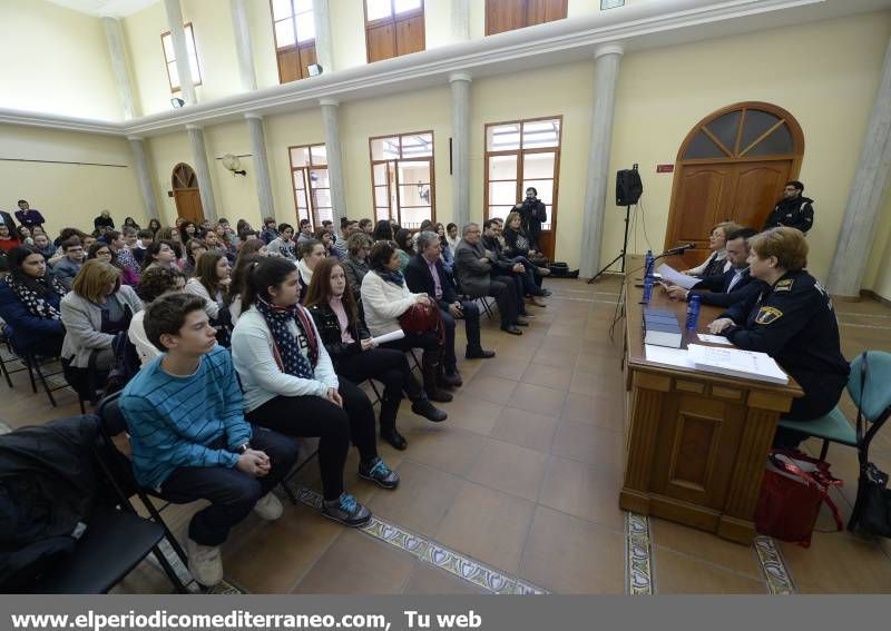 GALERÍA DE FOTOS -- Cien alumnos de Vila-real participan en una campaña de Convivencia en las Aulas