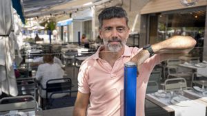 Tres locals amb solera resisteixen a la façana de la Barceloneta