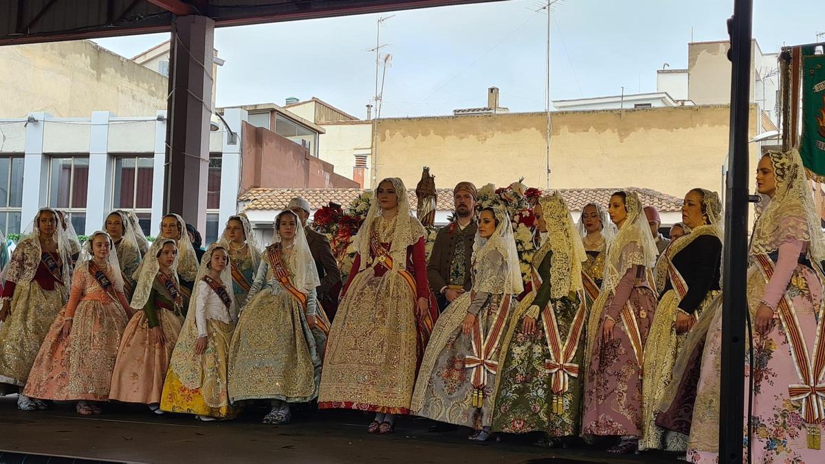 Las comisiones falleras de la Pobla de Vallbona celebran la ofrenda floral a la Virgen del Rosario