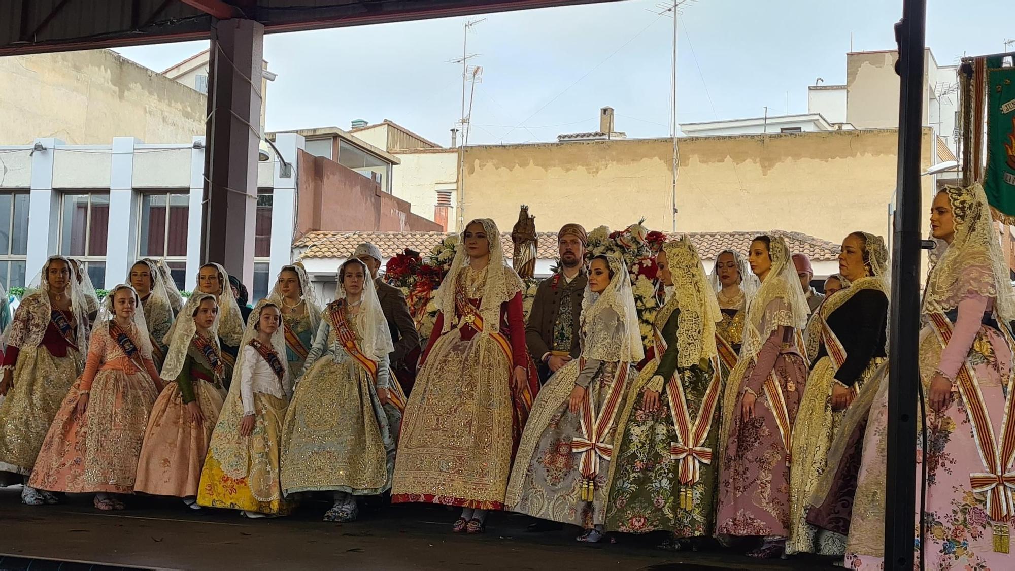 Las comisiones falleras de la Pobla de Vallbona celebran la ofrenda floral a la Virgen del Rosario