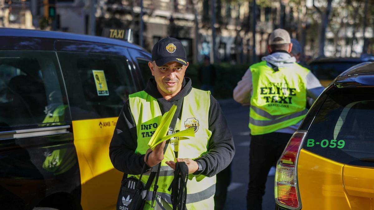 Marcha lenta de taxistas en Barcelona por la muerte de un compañero