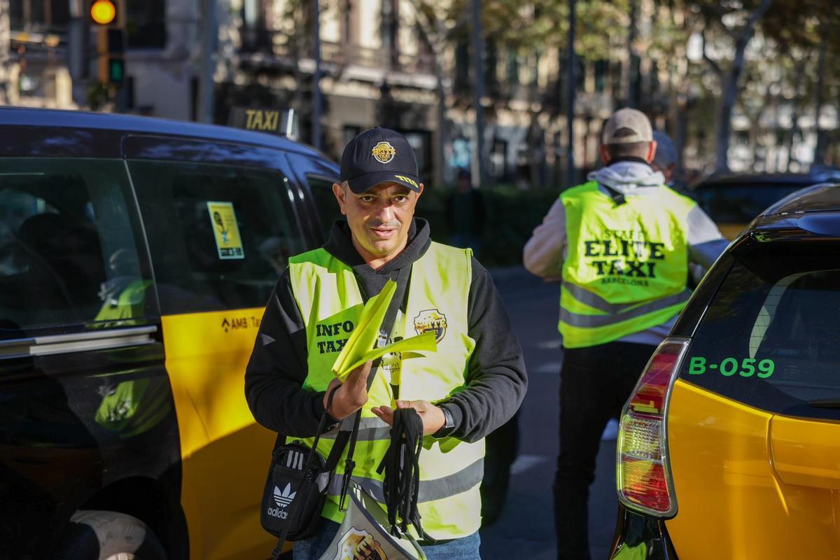 Marcha lenta de taxistas en Barcelona por la muerte de un compañero