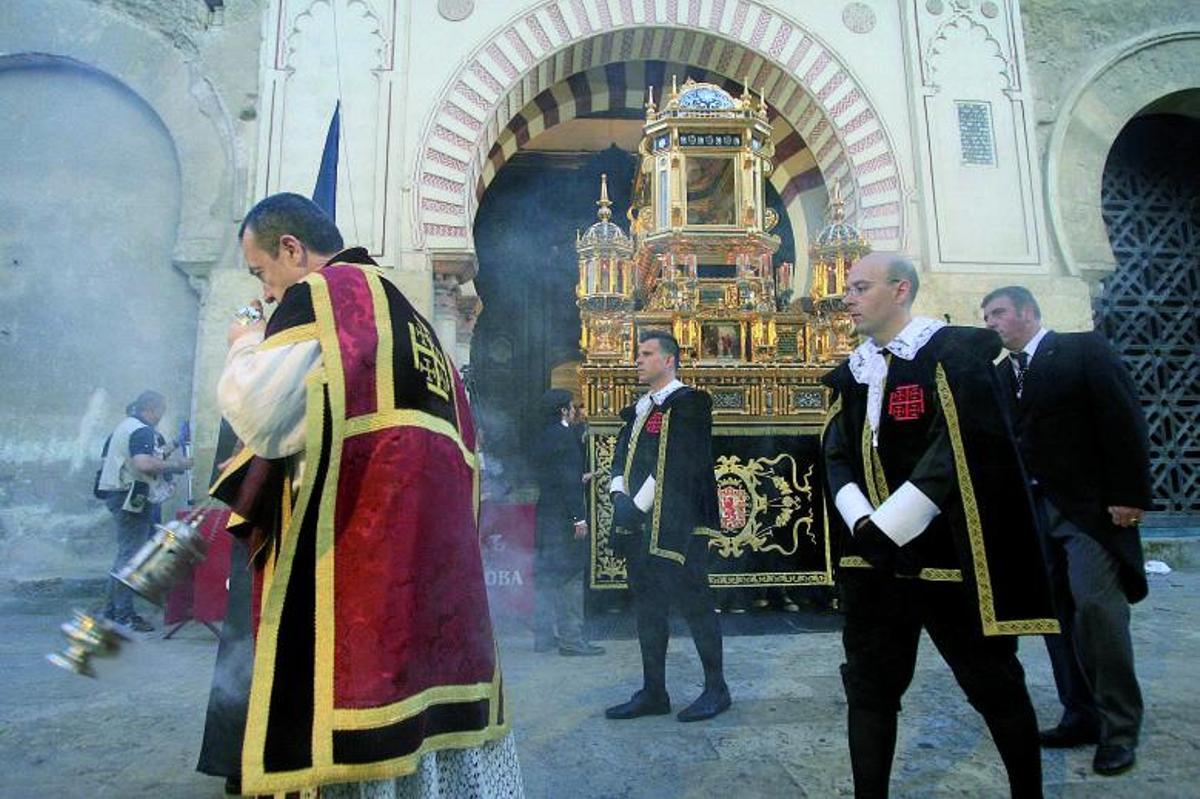 SIGLOS DE HISTORIA DESDE LA INDUMENTARIA A LOS ENSERES Y EMBLEMAS HABLAN DE LA LARGA TRADICIÓN DE LA COFRADÍA. | JUAN MANUEL VACAS