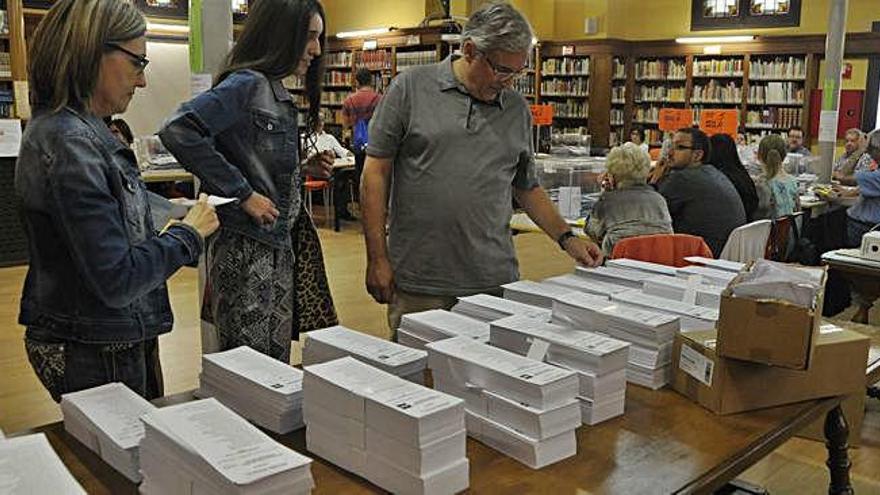 Votants triant entre les diferents candidatures a les eleccions municipals del 2015, a Manresa