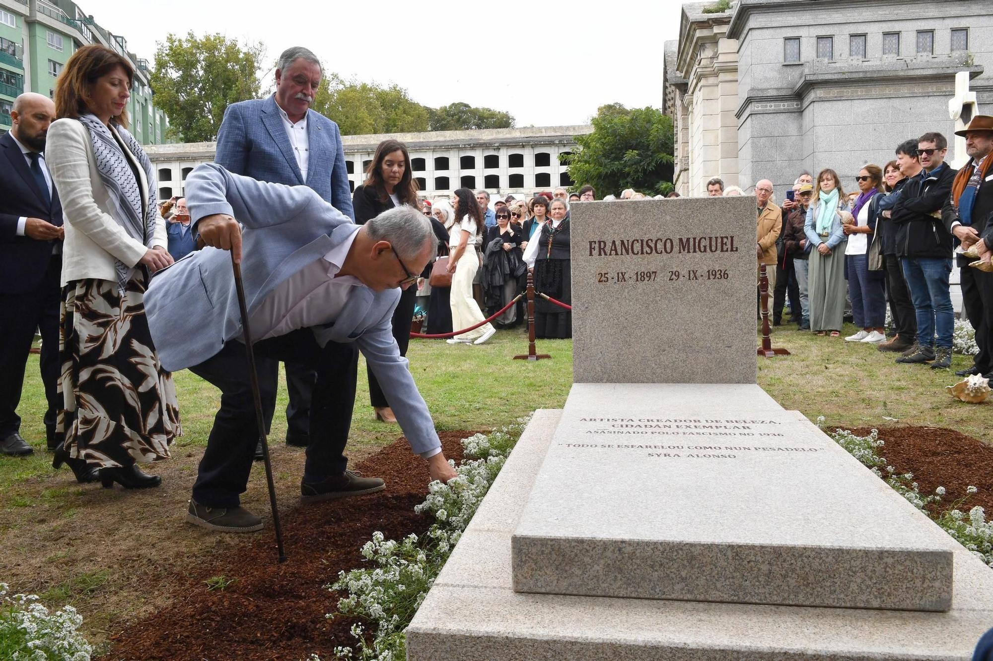 Recepción e enterro dos restos do pintor Francisco Miguel