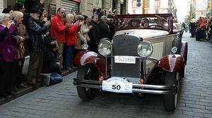 Sortida del ral·li internacional de cotxes antics Barcelona-Sitges a la plaça de Sant Jaume.