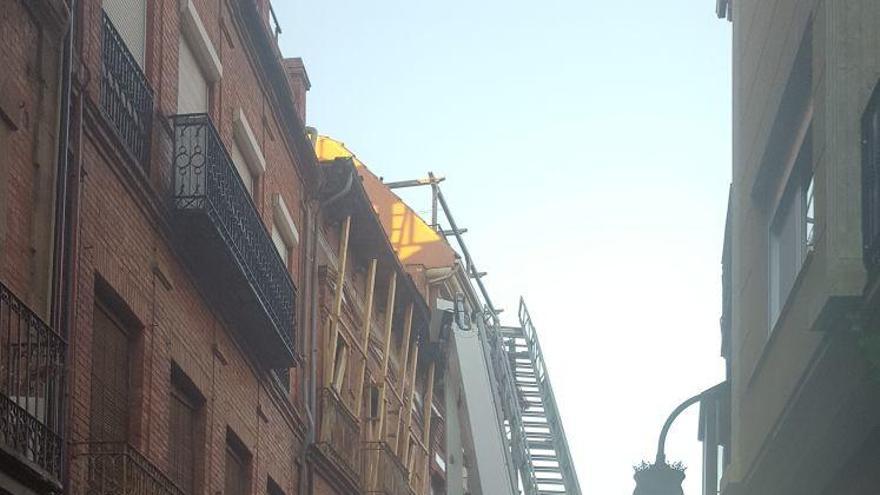 Los bomberos trabajando en el edificio Gráficas Unidas esta tarde.