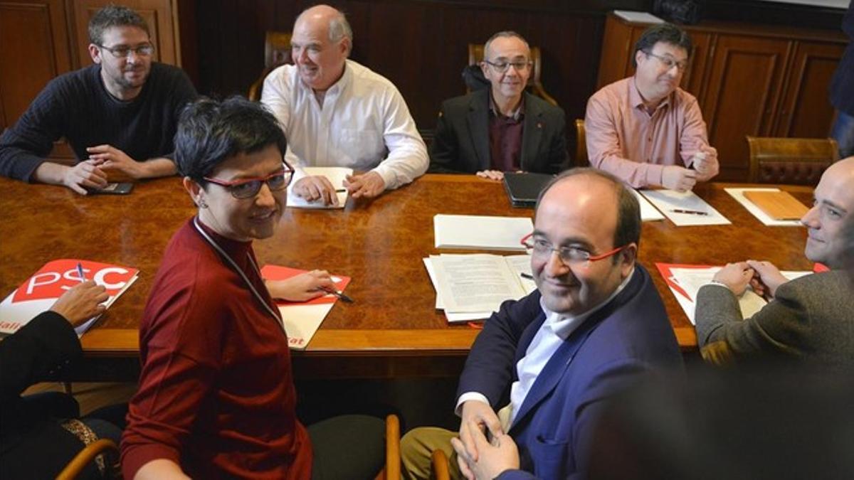 Eva Granados y Miquel Iceta, portavoz y líder del PSC, delante de Rabell y Coscubiela, de Catalunya Sí que es Pot, en el Parlament.