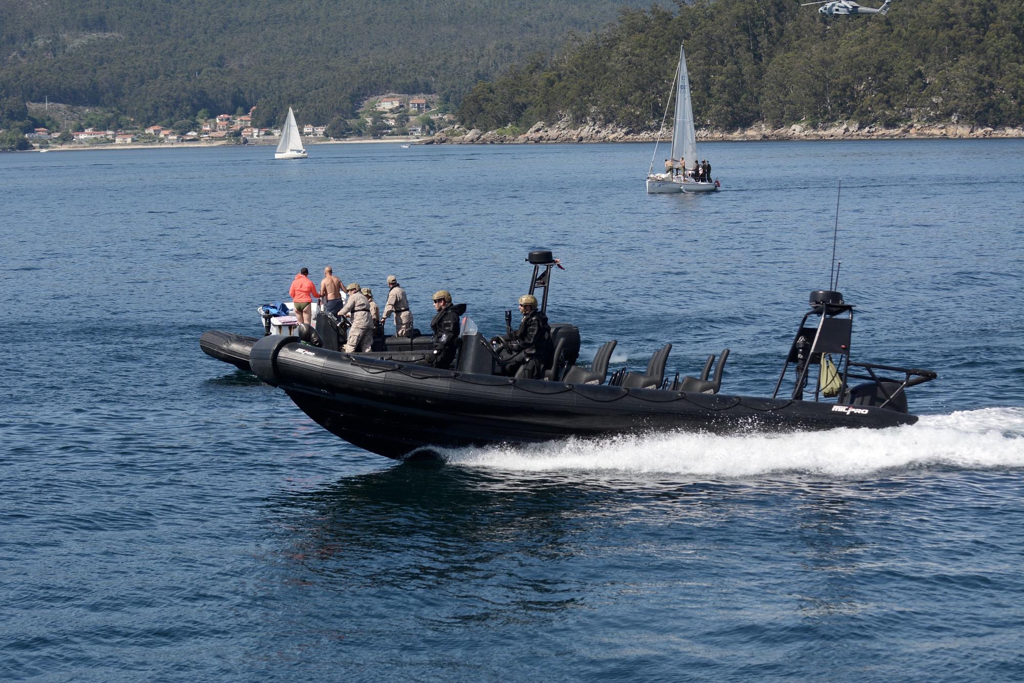 Así de espectacular fue la 'batalla' de la Armada en la Ría de Pontevedra