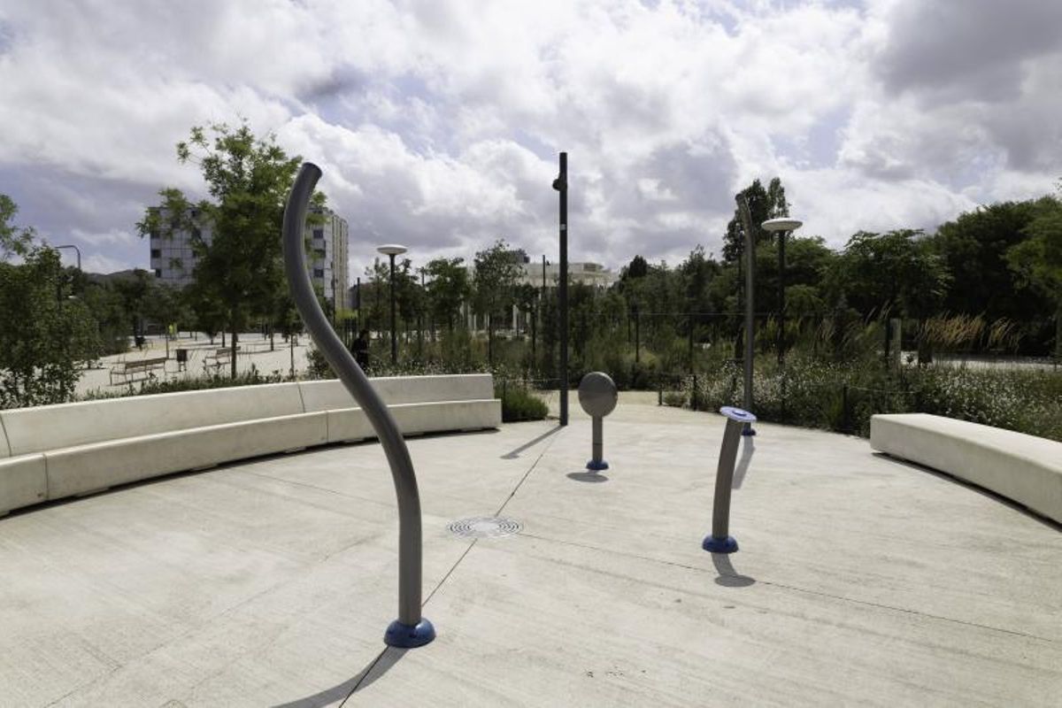 Juegos de agua infantiles de Glòries, a escasos metros de la fuente cerrada