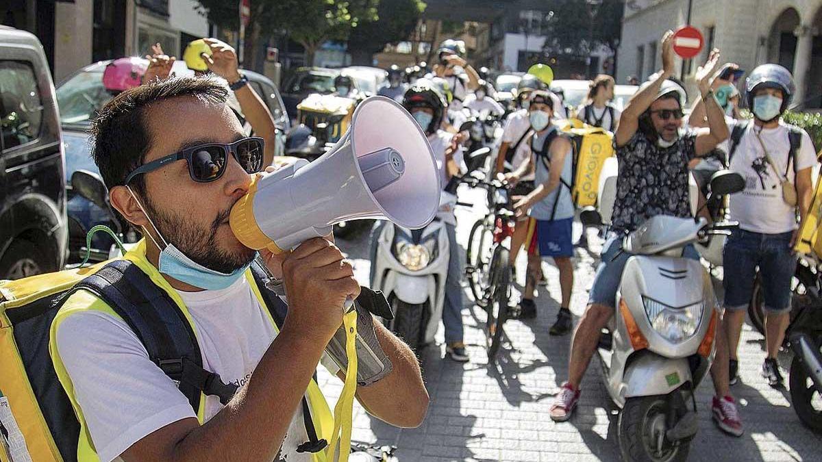 Los &#039;riders&#039; de las plataformas de reparto se concentraron ayer en Palma.