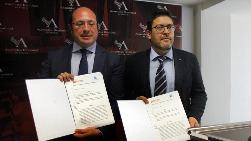Pedro Antonio Sánchez (PP) y Miguel Sánchez (C´s), muestran los documentos del acuerdo.