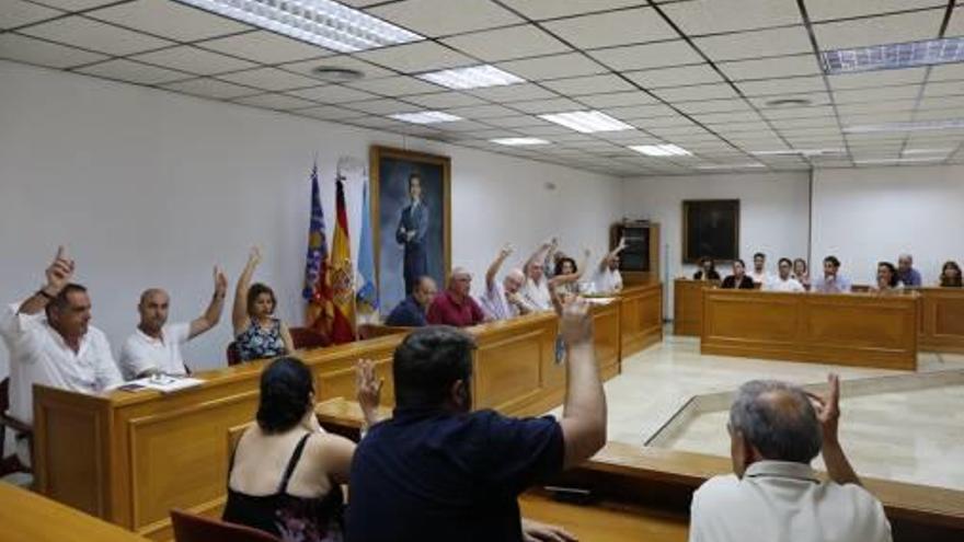 Momento de la votación de ayer en la sesión plenaria.