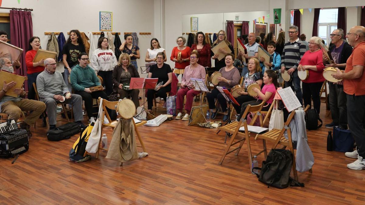 Leni Pérez, primeira á esquerda, cos Trécolas, da Asociación dos Veciños O Carballo, en Sárdoma.
