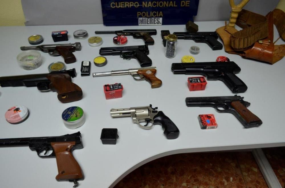 Hallan un arsenal en la casa de un hombre detenido por violencia de género en Mieres