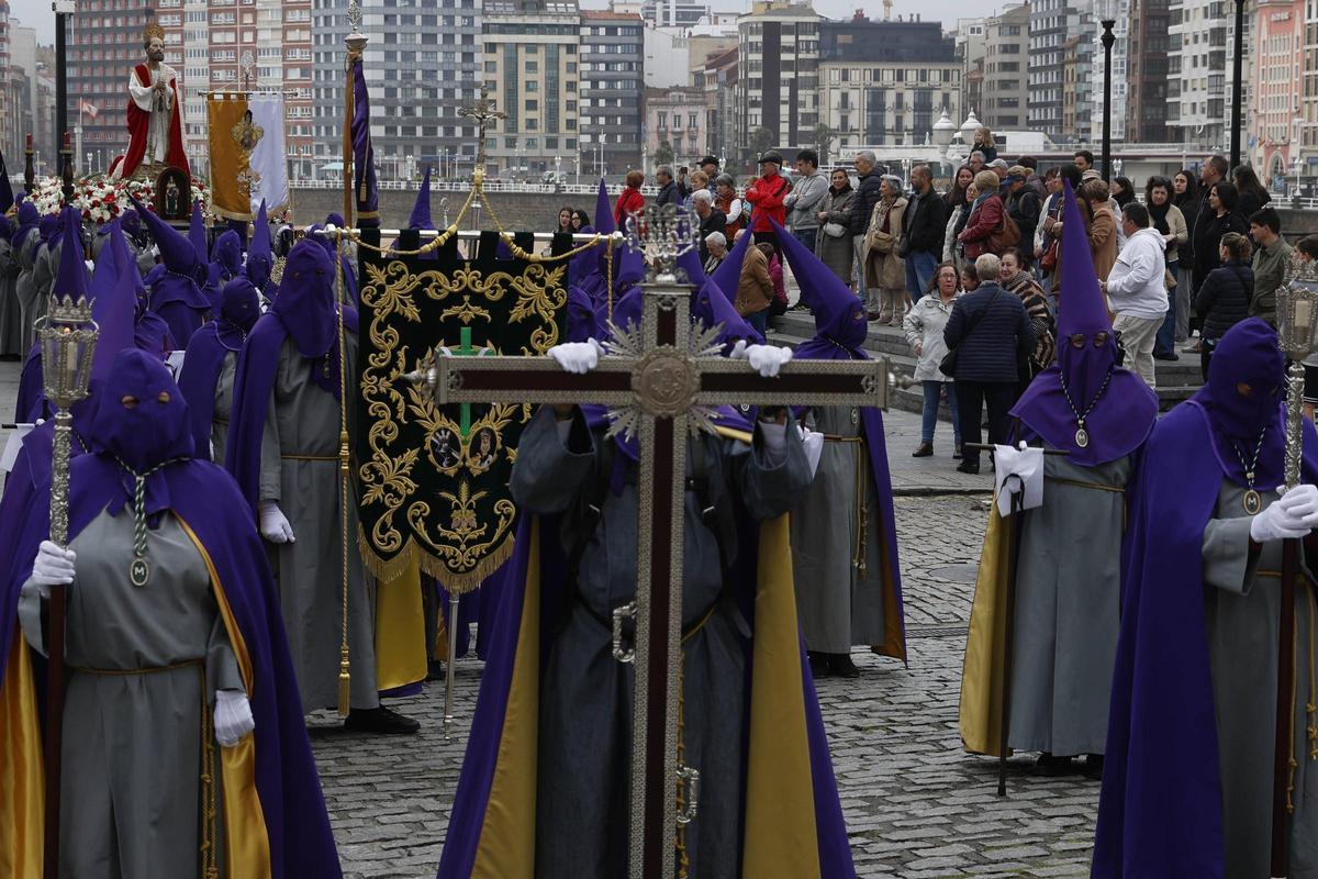 La procesión del Encuentro de Resurrección en Gijón, en imágenes