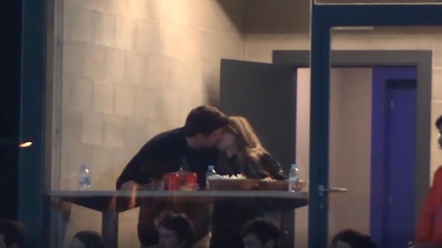 Gerard Piqué y Clara Chía se comen a besos en el palco