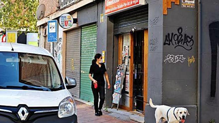 Los chinos se anticipan al comercio y abren los primeros