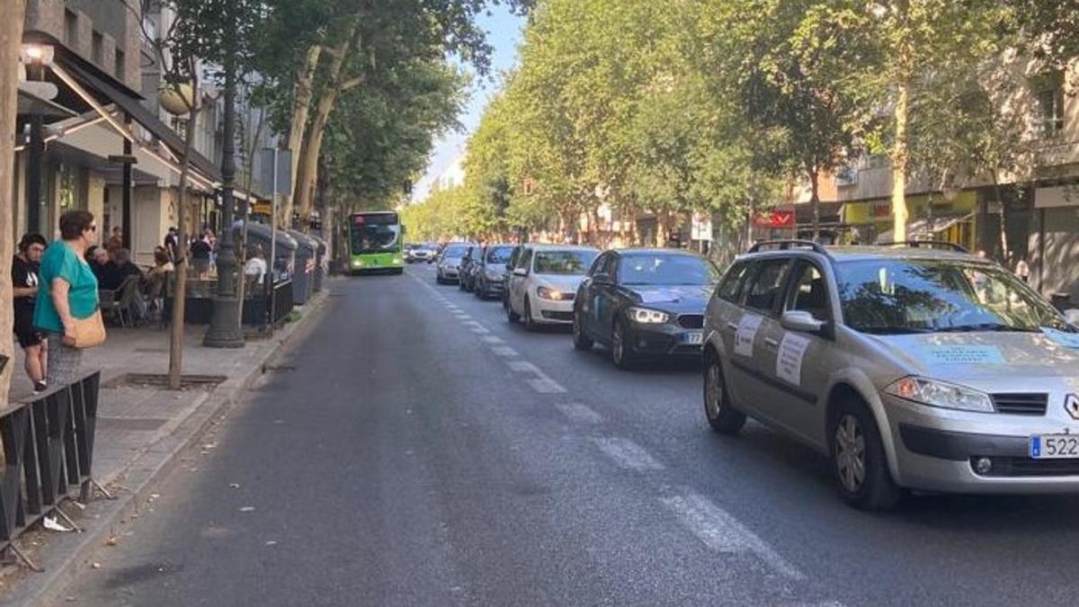 Caravana de coches por las calles de Córdoba este lunes para visibilizar la huelga de la