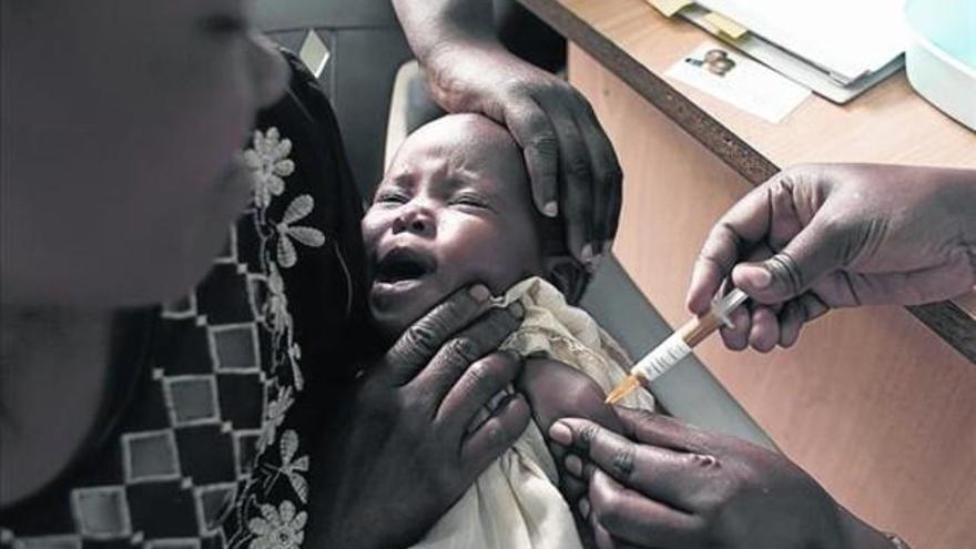 La vacuna más avanzada contra la malaria solo protege a la mitad de los bebés